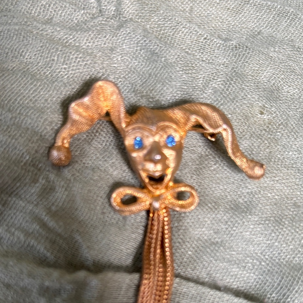 Vintage Gold Jester Brooch - Picture 5 of 5